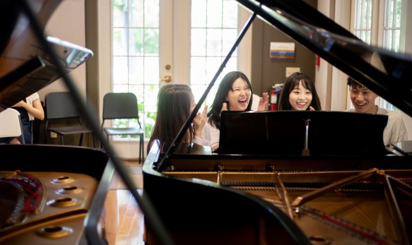 071225_PianoSpotlight_VS_01