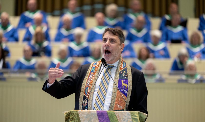 072725_PeterBerg_Worship_DM_02