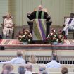 081025_MorningWorshipRevJPeterHolmes_JC_07